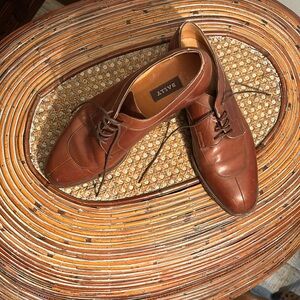 “BALLY”  MENS 8.5/D Italian Caramel color, Italian Leather Dress Shoe